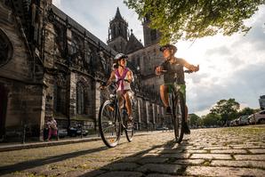 Bild vergrößern: Zwei Radfahrende neben dem Magdeburger Dom