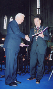 OB Dr. Lutz Trüper überreicht den kaiser Otto Preis erstmalig an den Bundespräsidenten a.D.  Richard von Weizsäcker