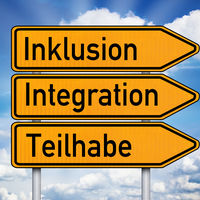 Wegweiser mit der Aufschrift Inklusion, Integration, Teilhabe