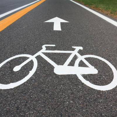 Fahrradweg: Asphaltstraße mit einem Fahrradsymbol