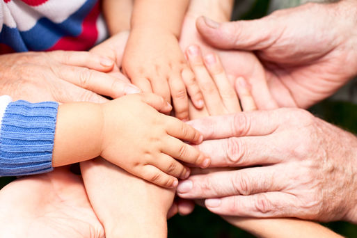 Bild vergrößern: Generationen - Zusammenhalt - Jung und Alt [Foto von Dmitry Naumov - Fotolia]