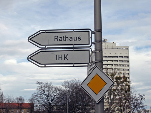 Bild vergrößern: Hinweisschild Rathaus und IHK