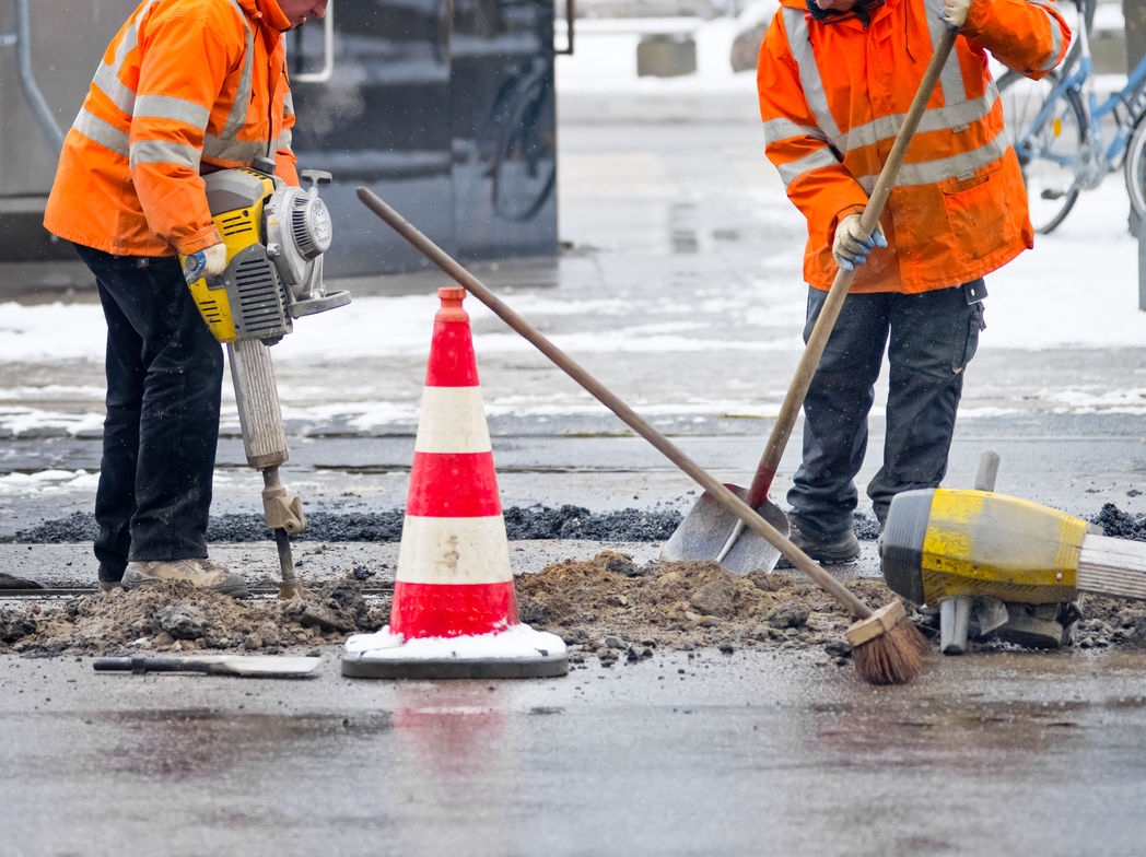 Baustelle mit Bauarbeitern Quelle: Fotolia eyetronic Jan Becke