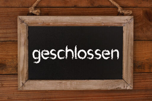 Holzschild mit der Beschriftung Geschlossen