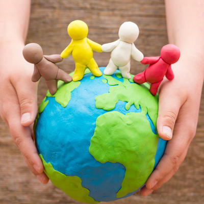 Bild vergrößern: Kinderhände halten die Welt Bild: Fotolia / ChristArt