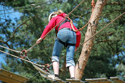 Bild vergrößern: Mädchen im Kletterwald Quelle: DevilGB - Fotolia