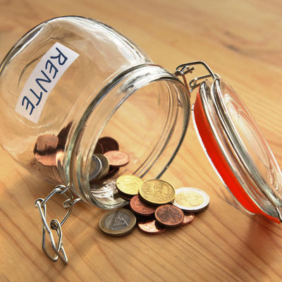 Rententopf: Glas mit der Aufschrift Rente und mit Münzen gefüllt