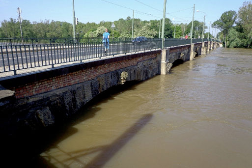 Bild vergrößern: Hochwasser an der Anna-Ebert-Brücke am 8. Juni 2013, Pegel von 7,35 Meter