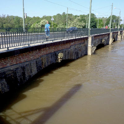 Hochwasser an der Anna-Ebert-Brücke am 8. Juni 2013, Pegel von 7,35 Meter