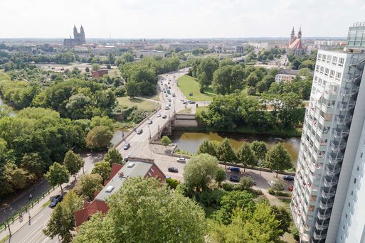 Bild vergrößern: Vogelperspektive auf die Zollbrücke mit Dom im Hintergrund