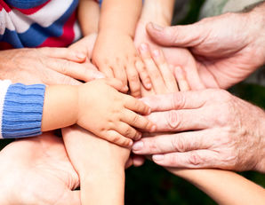 Mehrgenerationen Hnde © Dmitry Naumov - Fotolia