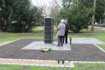 Interessiert nehmen Besucher des Buckauer Friedhofs die neue Urnengemeinschaftsgrabstätte mit Namenskennzeichnung in Augenschein