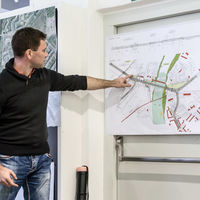 Projektleiter Karsten Eins erläutert den Lageplan, 2015