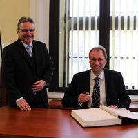 Bürgermeister Klaus Zimmermann empfing S.E. Tomáš Jan Podivínský - Botschafter der Tschechischen Republik trug sich in das Goldene Buch der Landeshauptstadt ein