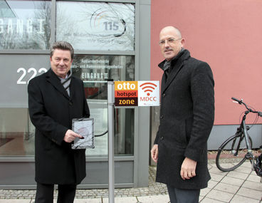 Bild vergrößern: Oberbürgermeister Dr. Lutz Trümper und Geschäftsführer der MDCC, Guido Nienhaus  starteten weiteren »Otto-Hotspot«