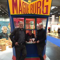 Leipziger Buchmesse 2015 - Kulturbeigeordneter Matthias Puhle und Leiterin des Kulturbüros Susanne Schweidler am Bruno Taut Kiosk | Foto: GWM, Heike Worel
