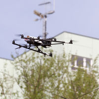 Die Drohne fliegt; im Hintergrund die Mittelstraße 2