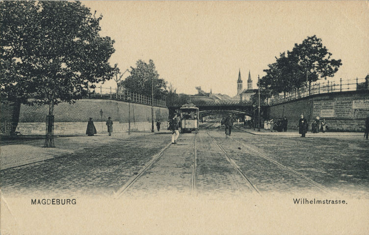 Wilhelmstraße in Höhe des heutigen ZOBs: Blick nach Osten um 1905 