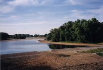 Bild vergrößern: Alte Elbe am Wasserfall im Hochsommer. Die Alte Elbe hat Niedrigwasser. Die Sandbänke kommen zum Vorschein. Der Wasserfall ist trocken.