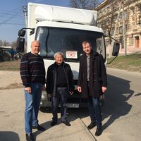 Übergabe des Hilfstransports an Oberbürgermeister der Stadt Saporoshje Herrn Olexandr Sin (Mitte)