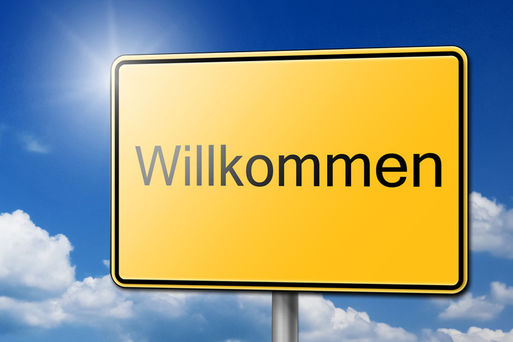 Orsteingangsschild mit der Aufschrift "Willkommen"