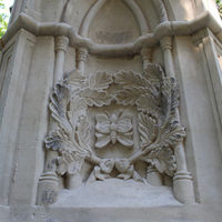 Ornamente an der Rückseite des Grabmals