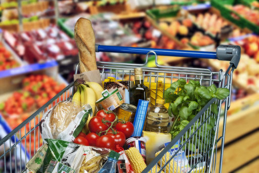 Einkaufswagen mit Lebensmitteln im Supermarkt © Eisenhans - Fotolia
