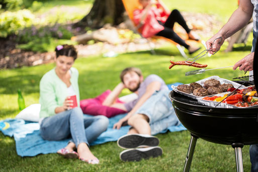 Grillparty auf einer Wiese