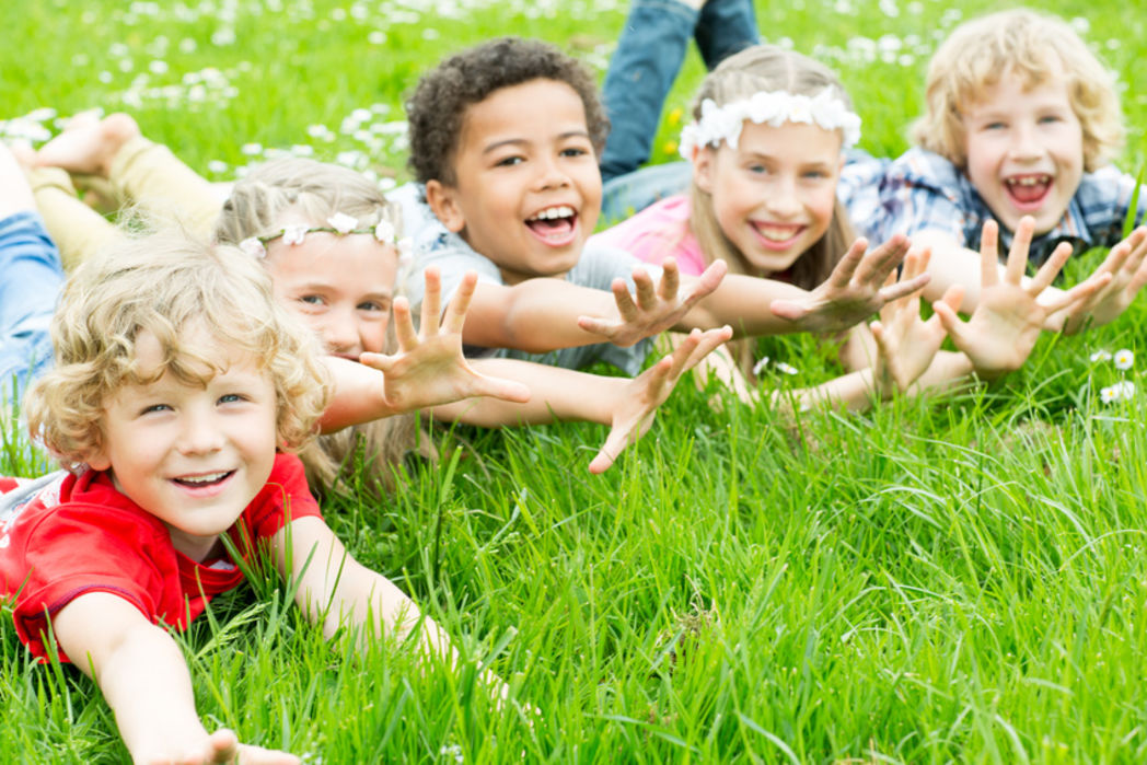 lachende Kinder auf der Wiese Foto: drubig-photo Fotolia.com © Diana Drubig / fotolia.com