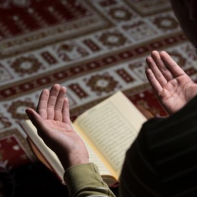 Ein muslimischer Mann liest den Koran Foto: Jasminko_Ibrakovic Fotolia.com