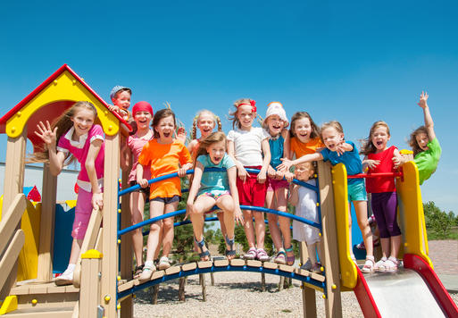 Bild vergrößern: Kinder spielen auf einem Klettergerüst