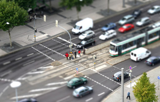 Blick von einem hohen Aussichtspunkt auf den fließenden Verkehr