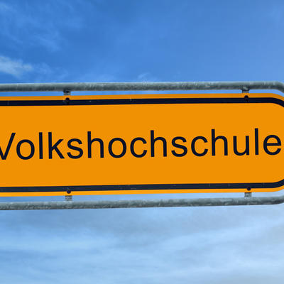 Strassenschild 8 - Volkshochschule Foto: Thomas_Reimer Fotolia.com