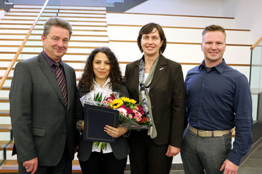 Bild vergrößern: v.l.n.r.: OB Dr. Lutz Trümper, Nedime Tugce Habip (Stipendiatin), Prof. Dr. Franziska Scheffler (OvGU) und André Nollmann (FH) [Foto: Landeshauptstadt Magdeburg]