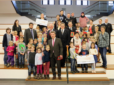 Freundeskreis und Besatzung der Korvette „Magdeburg“ bergeben Spende an die Kitas „Waldwuffel“ und „Weltkinderhaus“ [Foto: Landeshauptstadt Magdeburg]