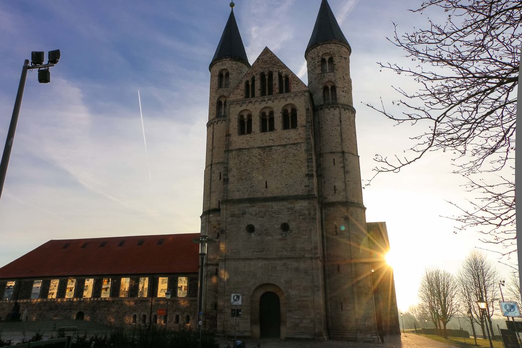 Bild vergrößern: Sonnenaufgang am Kloster Unserer Lieben Frauen-2234