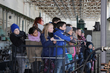 Bild vergrößern: Staunende Schülerinnen und Schüler im Technikmuseum