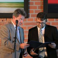 Oberbürgermeister Dr. Lutz Trümper übergibt die Ehrenurkunde an Fabrice Poret