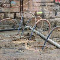 Mittels Pumpen wird der Grundwasserspiegel abgesenkt. 05/16