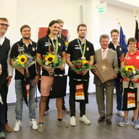 OB Dr. Lutz Trümper gemeinsam mit den Magdeburger Olympiateilnehmern
