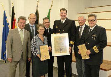 Zwei weitere Urkunden berreichte OB Dr. Lutz Trmper an die Taufpatin Angela Trmper und den 1. Vorsitzenden des Freundeskreises, Manfred Discher.