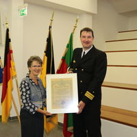 Zum 10-jährigen Jubiläum überreicht Taufpatin Angela Trümper eine Urkunde an den ehemaligen Kapitän Jörg Feldhusen.