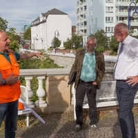 Michael Müller vom Tiefbauamt erläutert die Hochwasserschutzmaßnahmen in der Turmschanzenstraße