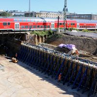 Blick auf die neuen Widerlager und die fertiggestellte Tunneldecke im Bereich der Blöcke 14 bis 17, 08/16