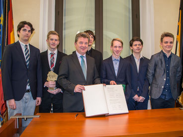 Bild vergrößern: OB Dr. Lutz Trmper mit den Gewinnern der RoboCup-Weltmeisterschaft [Foto: Landeshauptstadt Magdeburg]