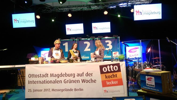 Magdeburg Marketing-Chefin Sandra Stieger, Kaiser Otto und die Magdeburger Jungfrau kochen Gehacktesstippe