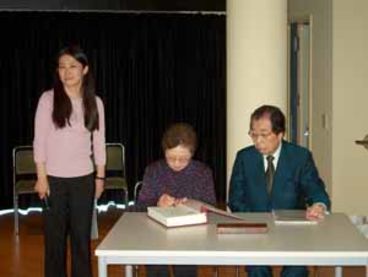 Bild vergrößern: Akihiro Takahashi, Zeitzeuge und ehemaliger Direktor des Hiroshima Peace Memorial Museums (rechts)