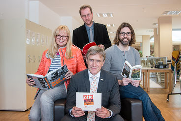 Bild vergrößern: Wirtschaftsbeigeordneter Rainer Nitsche (vorn), Projektkoordinatorin des MD-Standes, Heike Worel (links), Verantwortlicher fr das Messeprogramm,  Dr. Karsten Steinmetz (hinten), und Autor Wolf Stein (rechts)