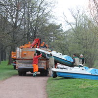 Nach dem Transprot aus dem Winterlager werden die Boote am Ufer des Adolf-Mittag-Sees abgeladen
