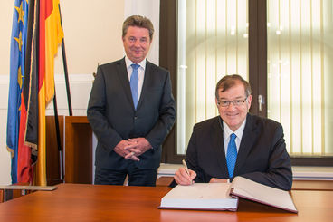 Bild vergrößern: Oberbürgermeister Dr. Lutz Trümper und der Botschafter aus Estland Dr. William Mart Laanemäe